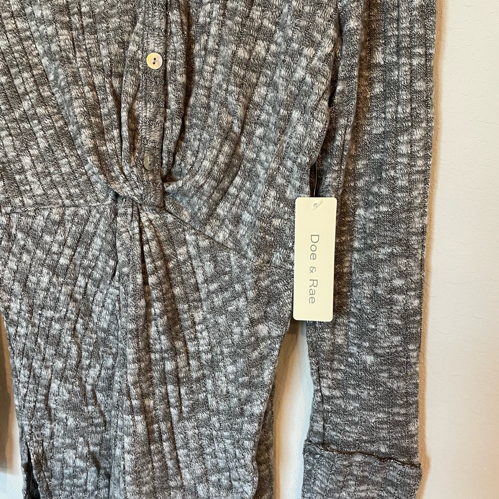 NWT Doe and Rae Heather Gray Ribbed Top - Picture 5 of 7